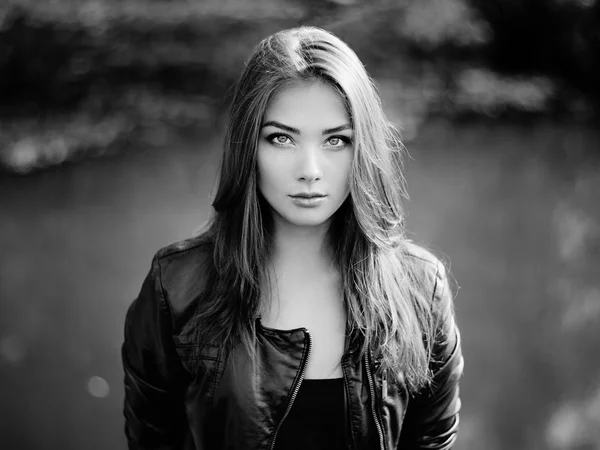 Retrato de joven hermosa mujer en chaqueta de cuero — Foto de Stock