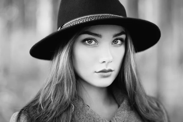 Porträtt av ung vacker kvinna i höst kappa — Stockfoto