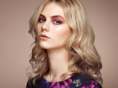 şık bir saç modeli ile güzel bir şehvetli kadın portresi