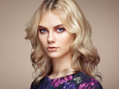 şık bir saç modeli ile güzel bir şehvetli kadın portresi