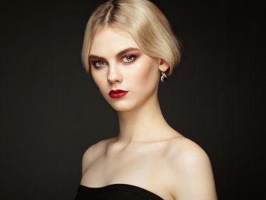şık bir saç modeli ile güzel bir şehvetli kadın portresi