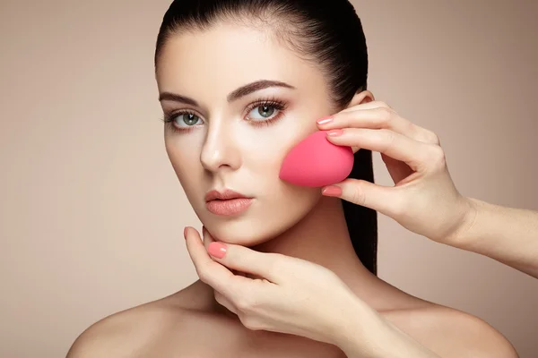 Maquillaje artista aplica skintone —  Fotos de Stock