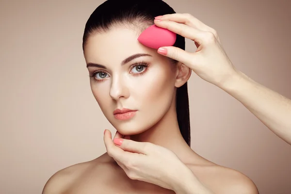 Makeup artist applies skintone — Stock Photo, Image