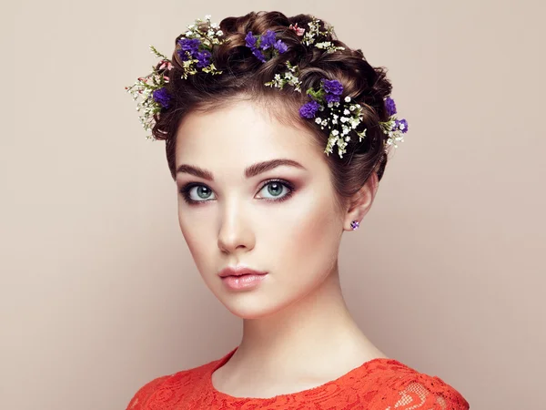 花で飾られた美しい女性の顔 — ストック写真