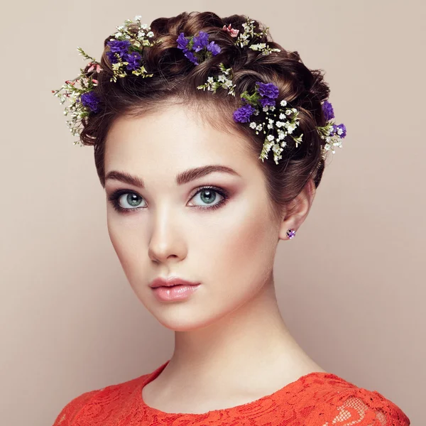 Visage de belle femme décorée de fleurs — Photo