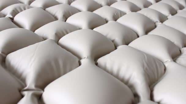 新的防褥疮床垫夸大与空气 — 图库视频影像