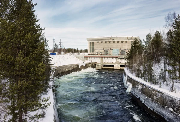 Central hidroeléctrica en el norte de Rusia —  Fotos de Stock