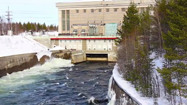 Water komt uit een kleine hydro-elektrische turbine — Stockvideo