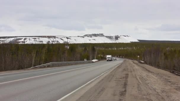 Conducir por la carretera en el norte de Rusia — Vídeo de stock