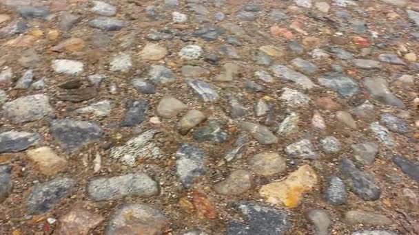 Piedra áspera pavimentada antigua carretera — Vídeo de stock