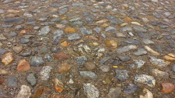 Piedra áspera pavimentada antigua carretera bajo los pies — Vídeo de stock