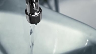 Su akar dokunun ve biter