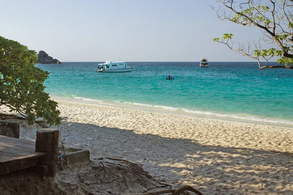 Schepen zijn verankerd in de verwachting van de toeristen. Thailand — Stockfoto