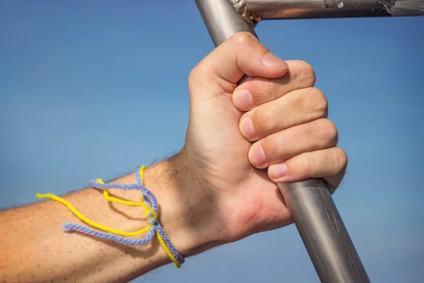 Hand on handrail in ship sailing — Stock Photo, Image