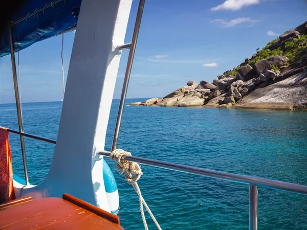 Vanaf de boot zien we één van de eilanden van de Similan archipela — Stockfoto