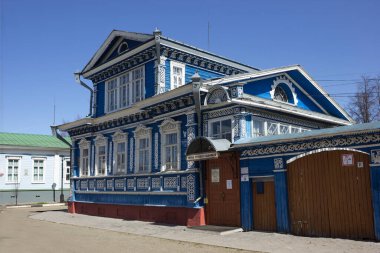 Gorodets, Rusya - 17 Nisan 2021: bu şehrin cazibesi. 19. yüzyılın tarihi ahşap evi, günümüzde Rus Samovar Müzesi