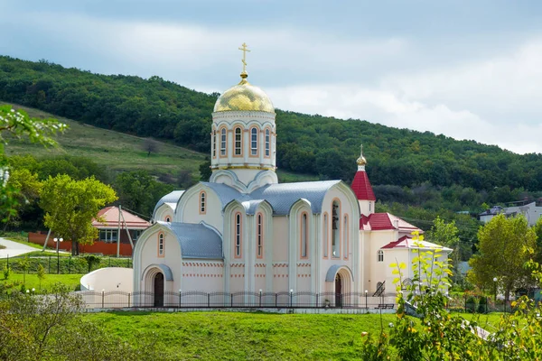 Iglesia Santa Bárbara Gran Mártir Ladera Las Montañas Aldea Varvarovka — Foto de Stock