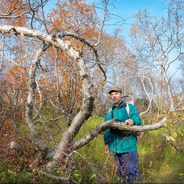 An elderly man in a camping trip in the foothills — Stock Photo, Image