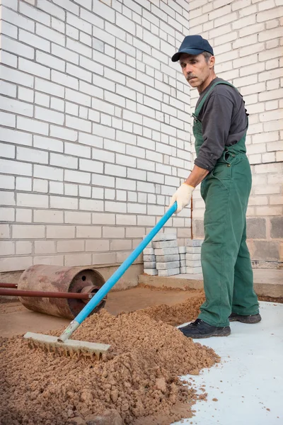 Nivelando o chão antes de colocar pedras de pavimentação — Fotografia de Stock