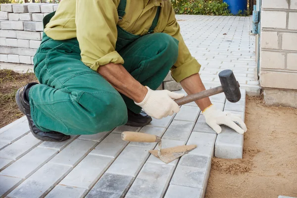 Lavorare sulla creazione di marciapiedi — Foto Stock