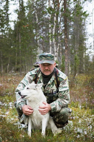 Huntsman and his dog in the hunting grounds — Stock Photo, Image