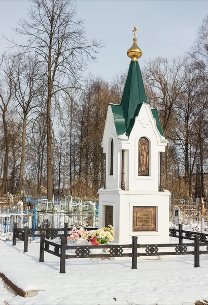 Piccola cappella bianca vicino al cimitero del villaggio — Foto Stock