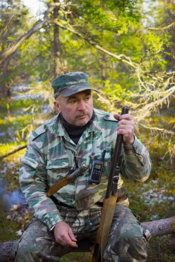 Dinlenme, bir oturum açma oturan avcı