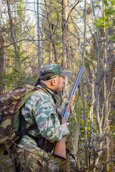 Hunter acecha al pájaro en el bosque — Foto de Stock