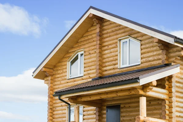 青空の新しい丸太小屋のフラグメント — ストック写真