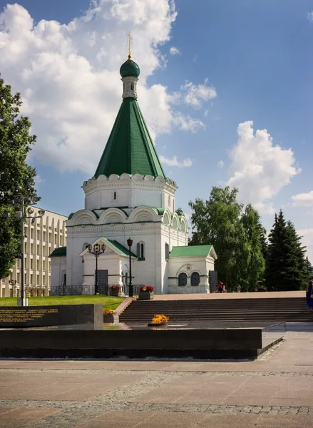 Memorial with an eternal flame and Archangel Michael Cathedral. — Stock Photo, Image