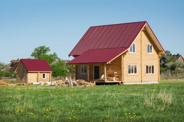 Une petite maison en bois, mai — Photo