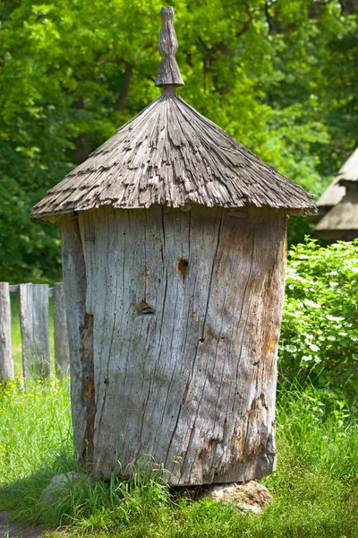 Oude houten Bijenkorf — Stockfoto