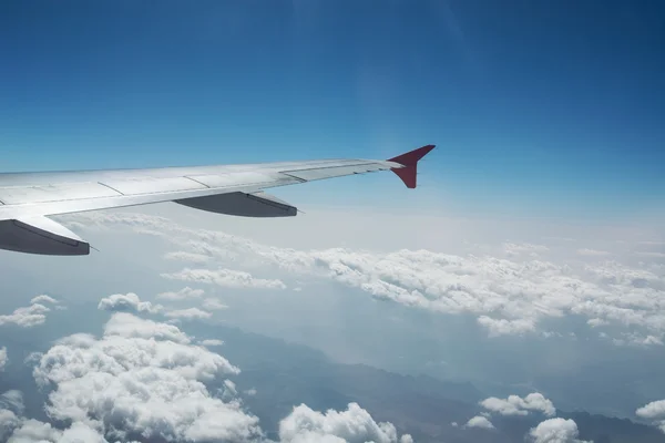 Asa de avião e belas nuvens — Fotografia de Stock