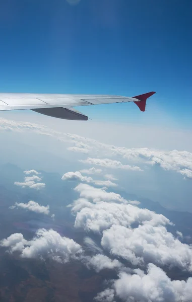 Asa de avião e belas nuvens brancas — Fotografia de Stock