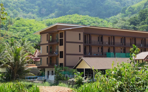 Hotel ini berada di kaki pegunungan — Stok Foto