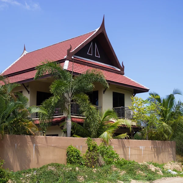 Rumah kecil Thailand dan pohon palem — Stok Foto