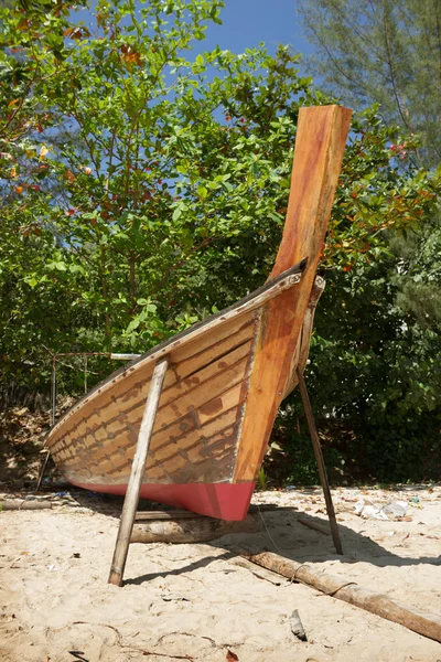 Barco tailandés está siendo reparado en la playa — Foto de Stock