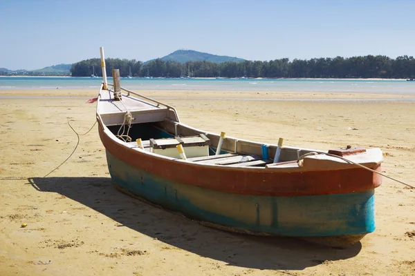 Barco em terra na área da maré marinha — Fotografia de Stock