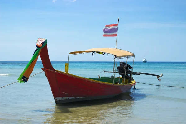 Barca thailandeză cu coadă lungă lângă țărm — Fotografie, imagine de stoc