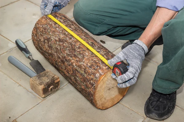 Master mide la longitud de la palanquilla de troncos — Foto de Stock
