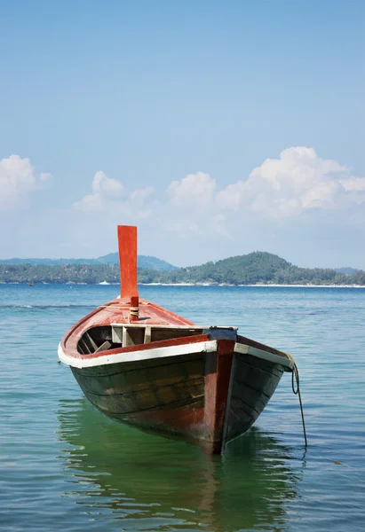 Barco de madera en el mar tropical, Phuket, Tailandia —  Fotos de Stock