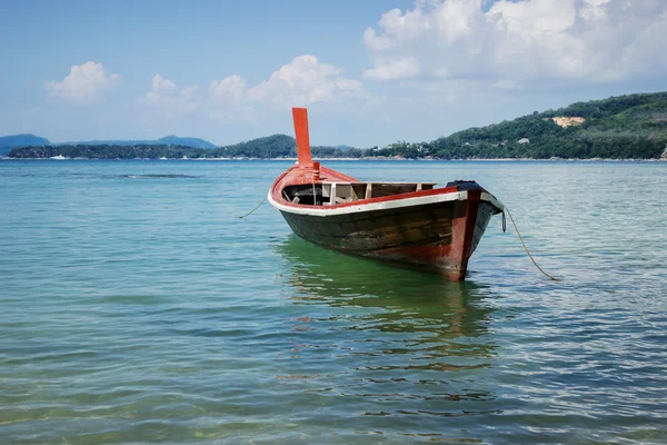Tajski drewnianą łodzią na spokojne morze — Zdjęcie stockowe