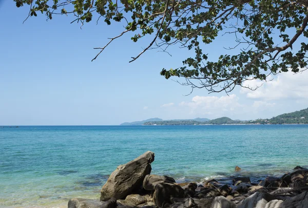 Costa rochosa do mar de Andamão, Tailândia — Fotografia de Stock