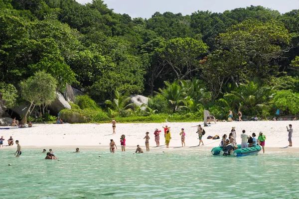 Mensen op het strand van één van de similan Island, Thailand — Stockfoto