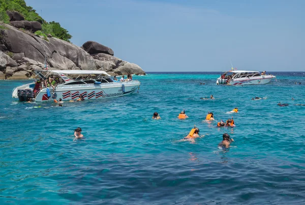 Reizigers zijn zwemmen en snorkelen in de Andamanzee — Stockfoto