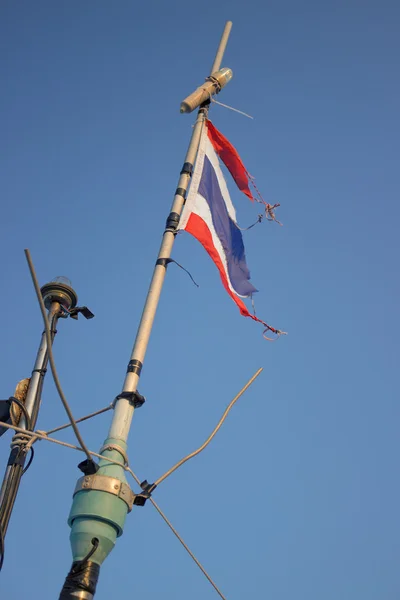 Storms battered the Thai flag on the mast — Stock Photo, Image