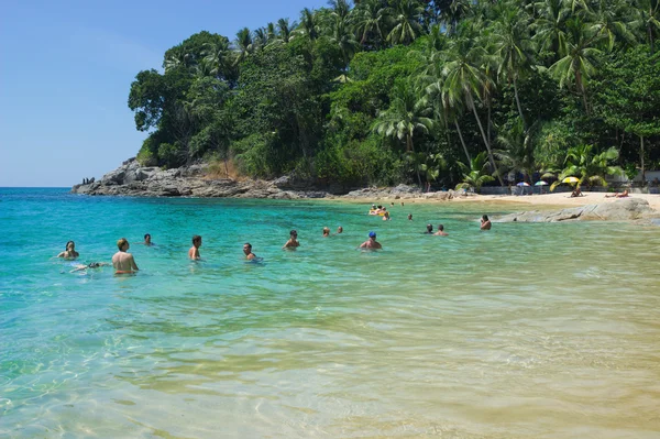 Vakantiegangers zwemmen in de baai van de Andaman Zee — Stockfoto