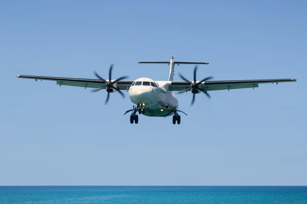 Turboprop vliegtuigen Atr 72, Landing in Phuket International Airpo — Stockfoto