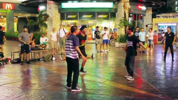 Straßenkünstler Breakdance, Thailand — Stockvideo
