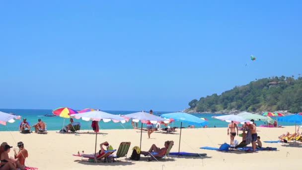 Toeristen relaxs op de stranden van Phuket. Thailand — Stockvideo